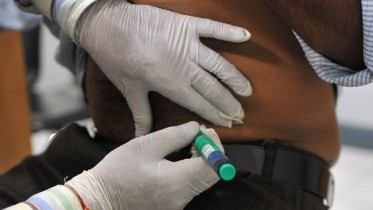 A medical assistant administers an insulin shot to a diabetes patient at a private clinic in New Delhi on November 8, 2011.  India is facing a twin epidemic of diabetes and high blood pressure, doctors have warned, after the results of a countrywide study suggested that one in five people had both conditions. AFP PHOTO/ SAJJAD HUSSAIN